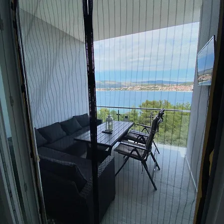 Апартаменты Seaesta Holiday-Luxury Seaview *