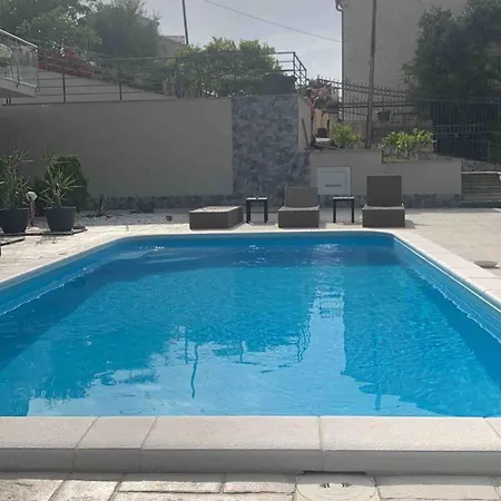 Апартаменты Seaesta Holiday-Luxury Seaview *